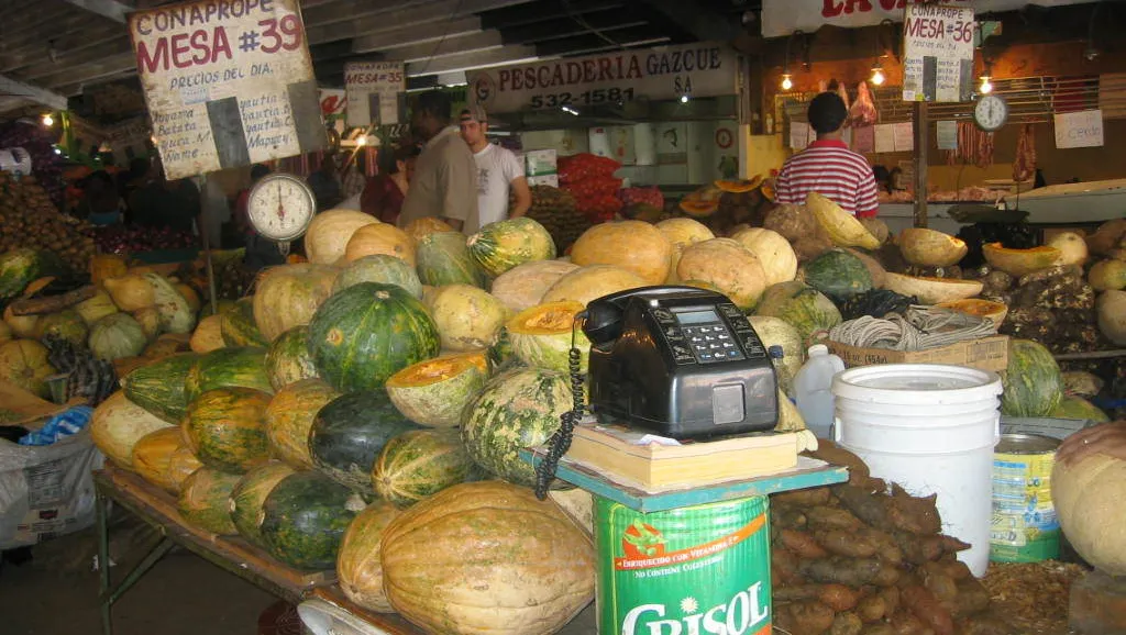 Fotografía de un mercado en un país tropical
