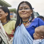Una mujer indígena con su hije