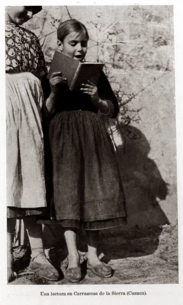 Una lectora de Carrascosa de la Sierra (Cuenca)