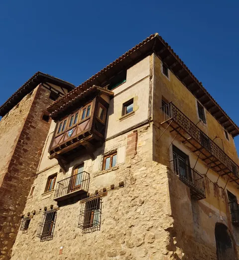 Imagen de una casa de piedra en un pueblo español