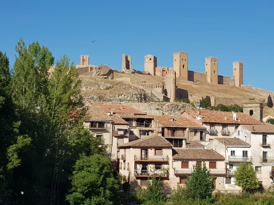 Panorámica de la muralla de Albarracín