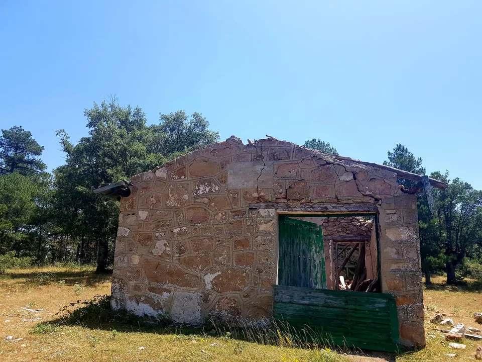 Una casa de piedra en ruinas