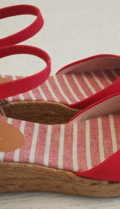 Sandalia roja de cuña baja