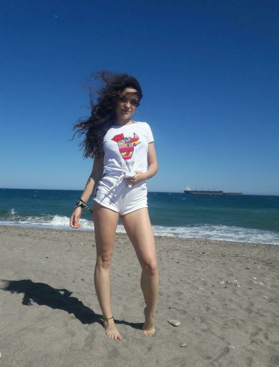 MOdelo en playa con Camiseta Women-Power